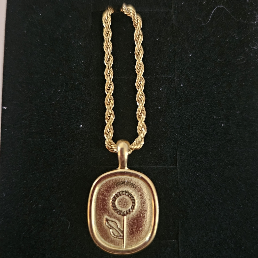 OMyGold Gold Floral Pendant Necklace